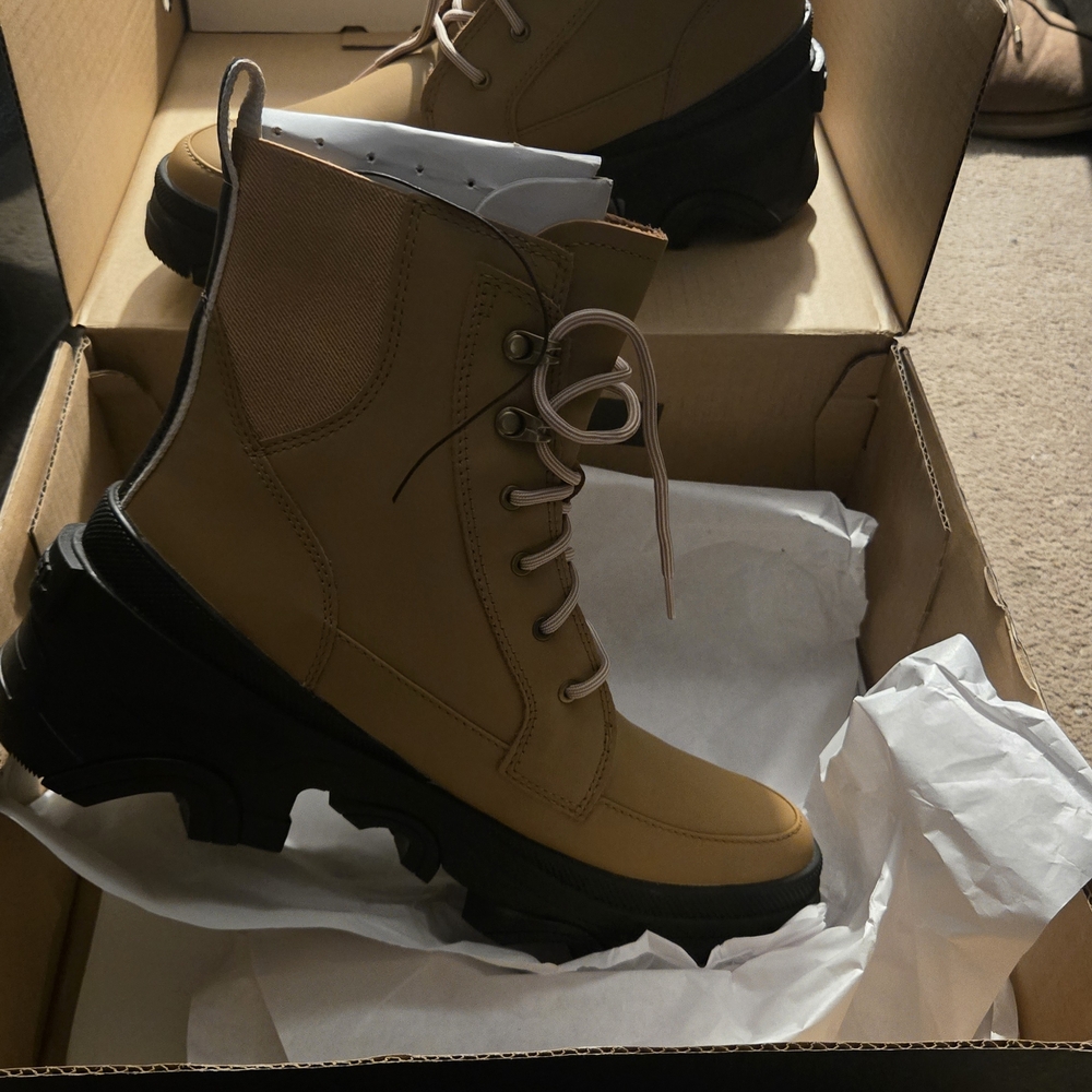 Sorel Tan Lace Up Women's Boots Like New..(worn Indoor Once)..